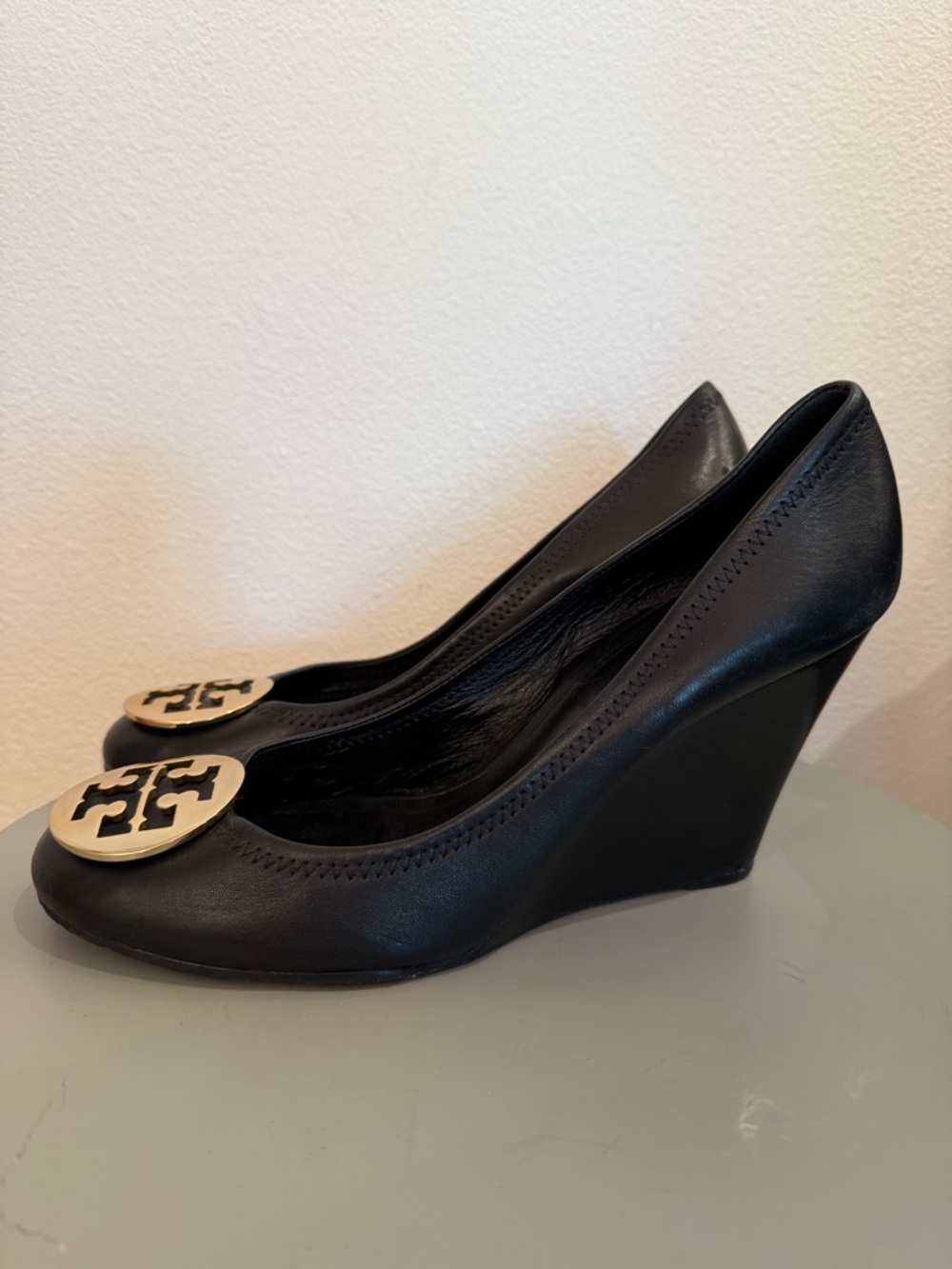 Tory Burch Sally Wedge Pump Black Leather Gold Logo Size 10.5